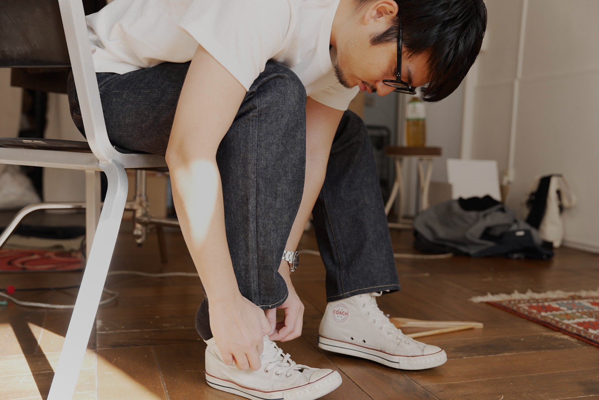 カットソー×デニムという時代を超えた定番コーデ